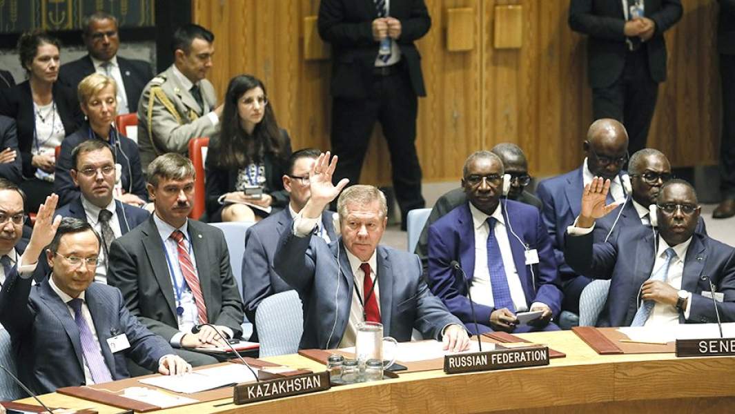 Геннадий Гатилов (в центре) во время заседания Совета безопасности ООН