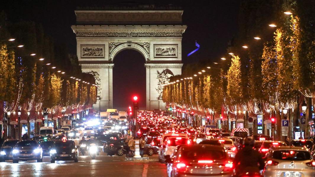 Рождественская иллюминация зажглась на Елисейских полях в Париже