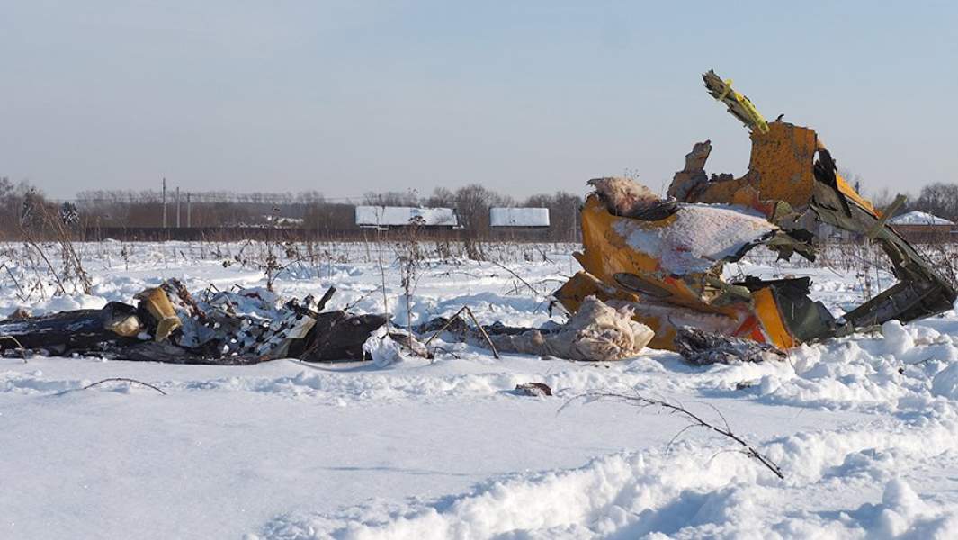 Обломки на месте крушения пассажирского самолета Ан-148 «Саратовских авиалиний»