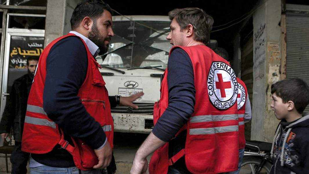 Сотрудники Красного Креста доставляют гуманитарную помощь жителям Восточной Гуты, Сирия