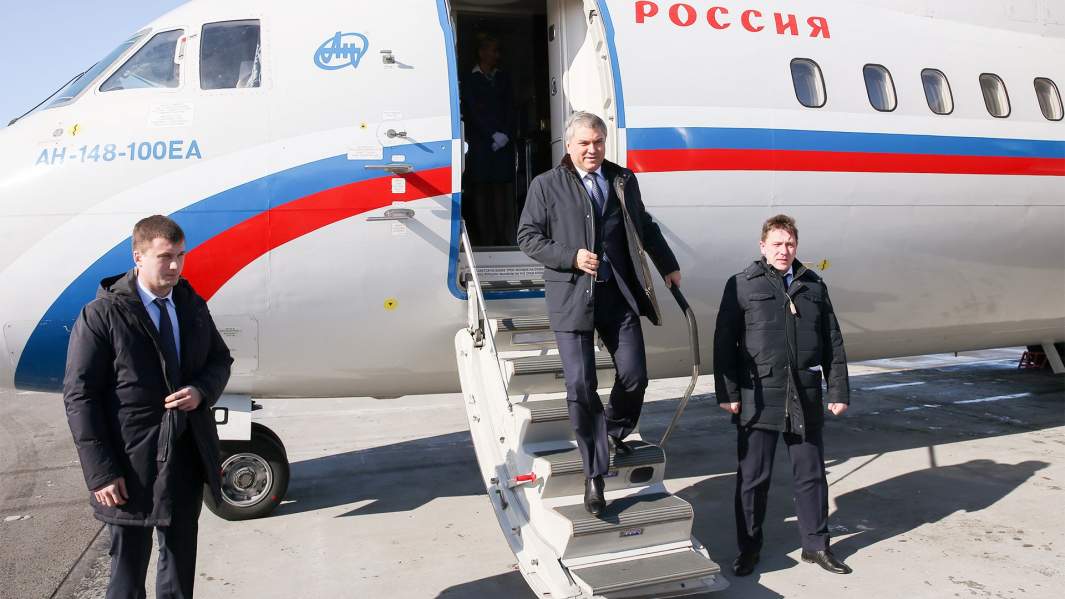 Вячеслав Володин выходит из самолета