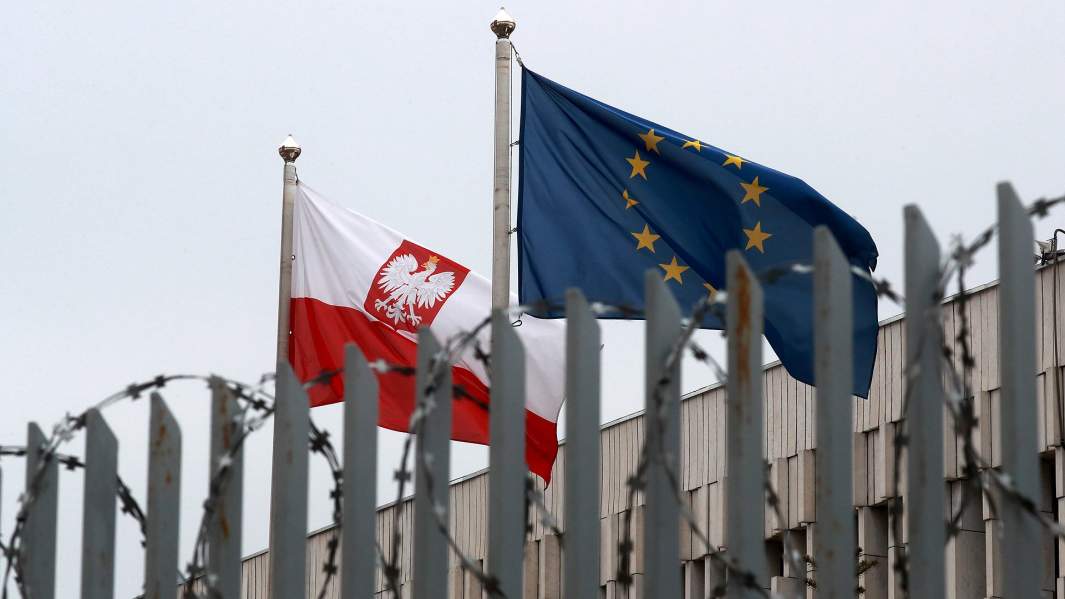 Флаги у здания посольства Польши в Москве