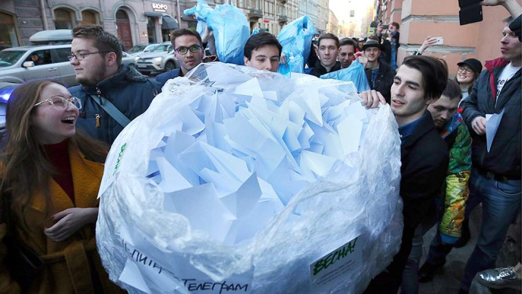 Участники флешмоба в поддержку мессенджера Telegram у здания Роскомнадзора