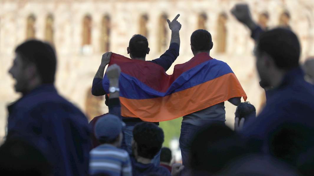 Участники митинга на площади Республики после известия об отставке главы правительства Армении Сержа Саргсяна