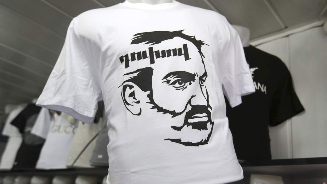 футболка с изображением Пашиняна 