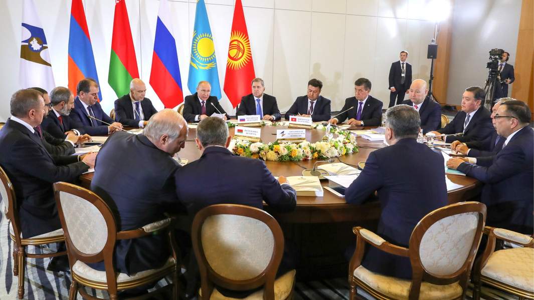 Президент России Владимир Путин (в центре) во время заседания Высшего Евразийского экономического совета, 2018 год