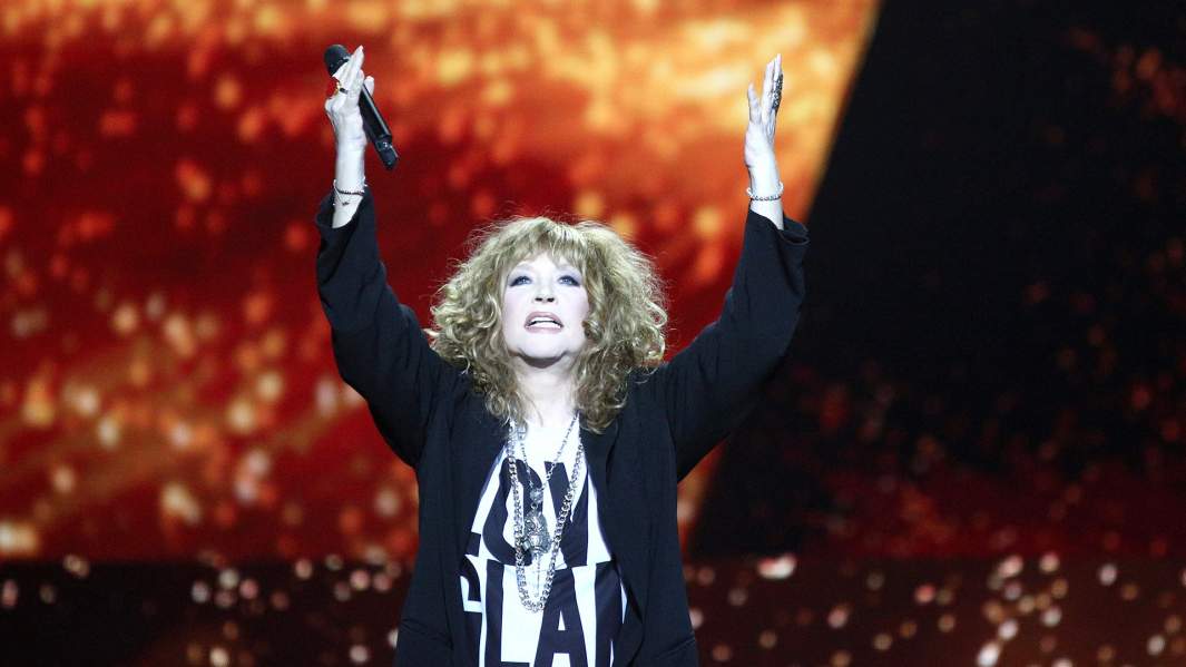 Алла Пугачева выступает на творческом вечере Михаила Гуцериева