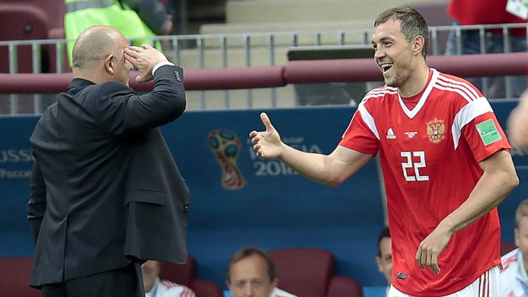 Главный тренер сборной России по футболу Станислав Черчесов и игрок сборной России Артем Дзюба после забитого гола на матче группового этапа чемпионата мира по футболу – 2018 между сборными командами России и Саудовской Аравии