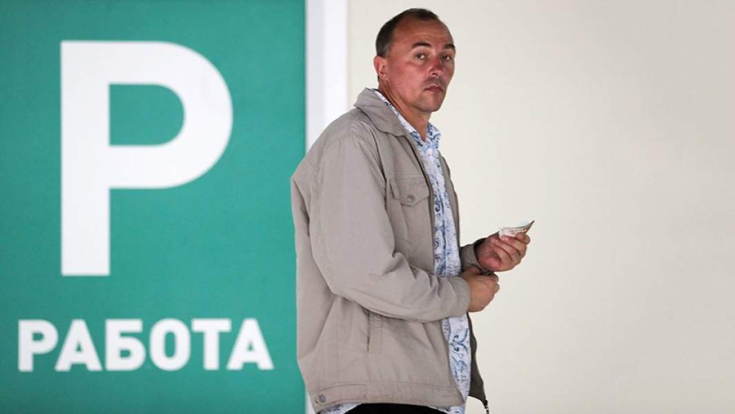 Иностранный гражданин на бирже труда на территории Многофункционального миграционного центра в Москве