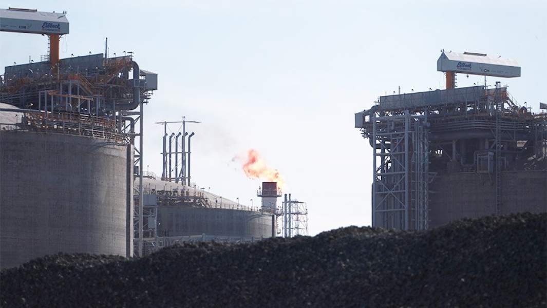 Вид на завод "Ямал СПГ" в поселке Сабетта