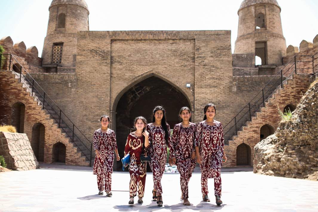  Таджикистан Девочки на территории Гиссарской крепости
