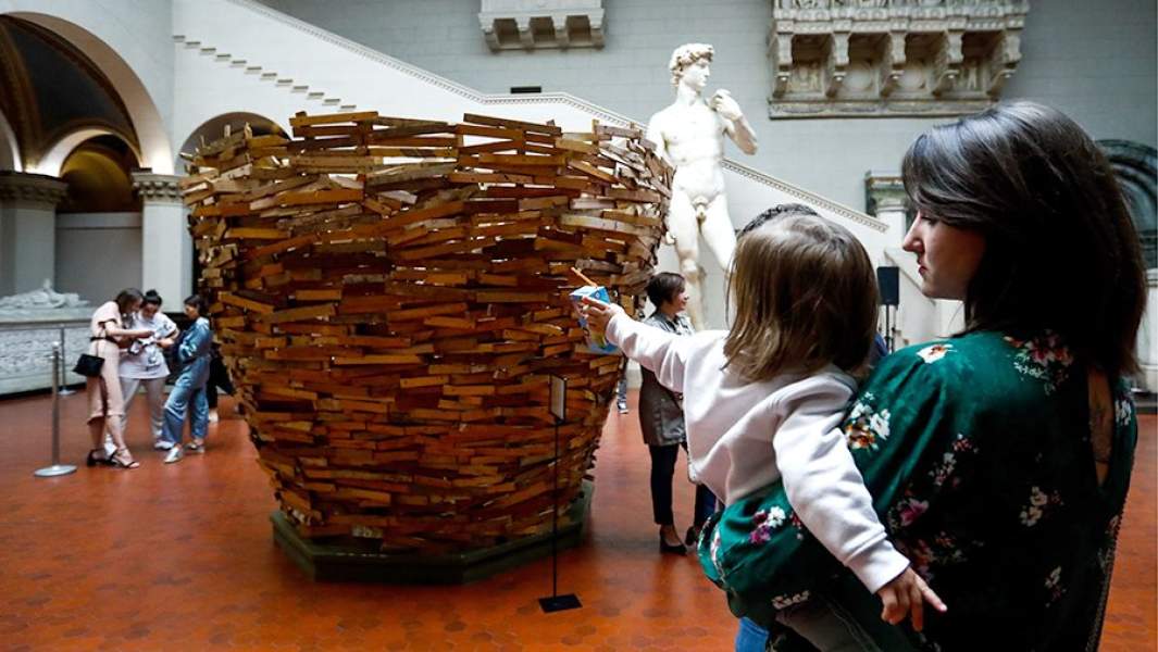 Инсталляция японского художника Тадаcи Каваматы «На птичьих правах/Para-site Project» у копии скульптуры «Давид» Микеланджело Буонарроти в Государственном музее изобразительных искусств имени А.С. Пушкина