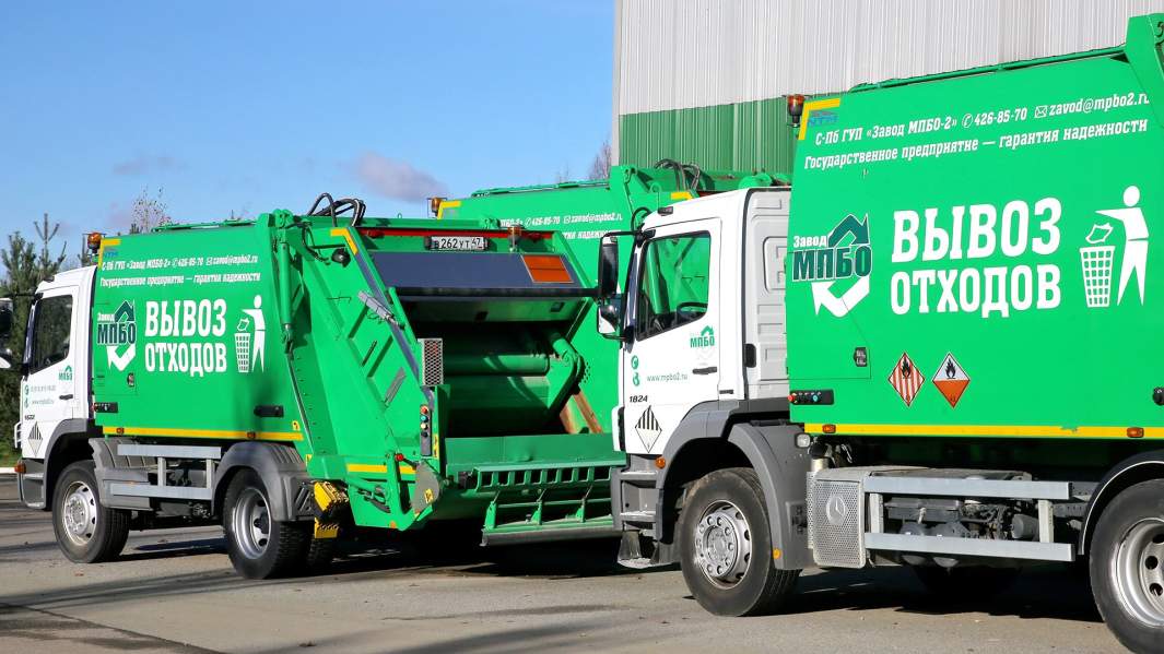 Мусоровозы на территории завода по механизированной переработке бытовых отходов