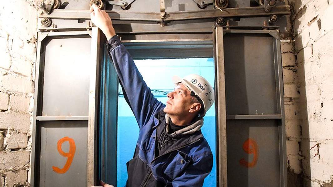 Во время ремонта лифтового оборудования в рамках региональной программы капитального ремонта многоквартирных домов