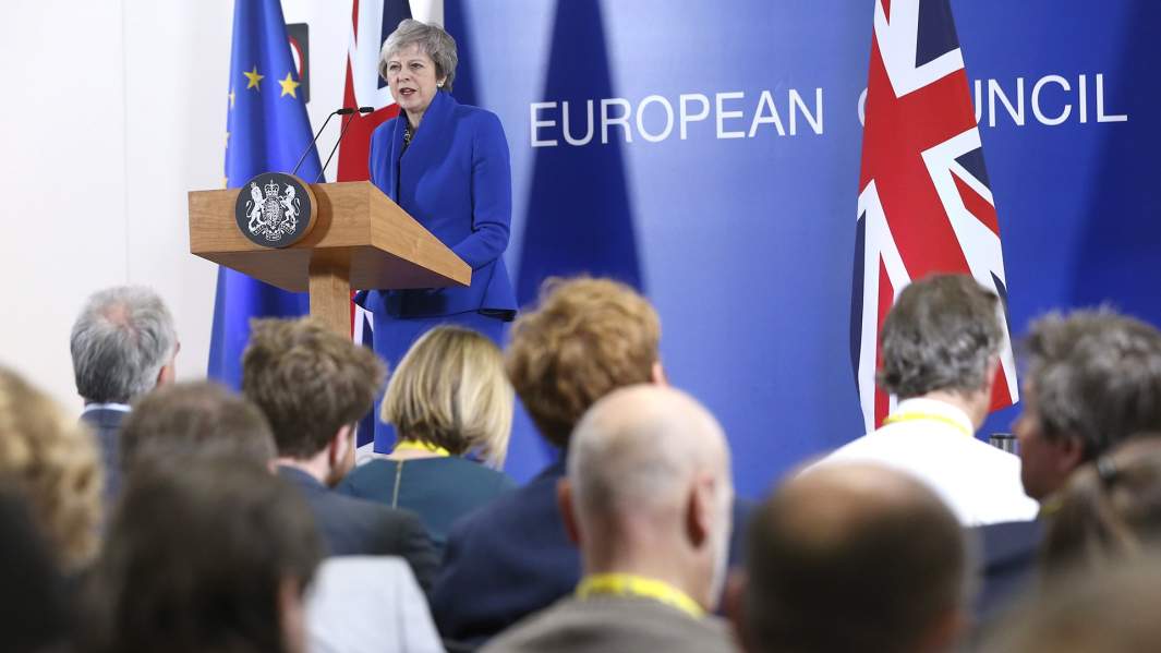 Премьер-министр Великобритании Тереза ​​Мэй выступает на пресс-конференции в ходе специального саммита по Brexit в Брюсселе 25 ноября 2018 года