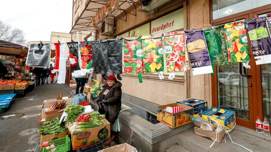 Продажа овощей на одной из улиц города, Армения