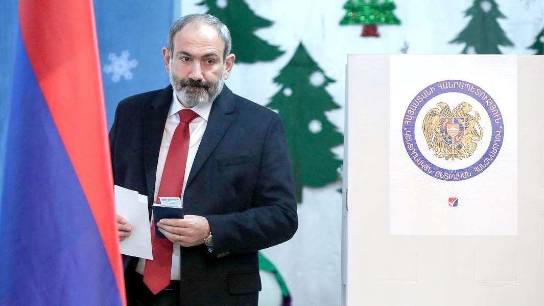 Никол Пашинян во время голосования на внеочередных выборах в Национальное собрание Армении в одном из избирательных участков