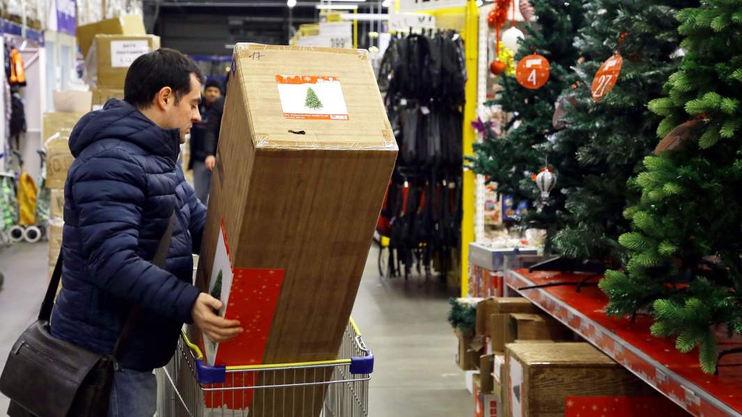 продажа искуственных елей в магазинах 