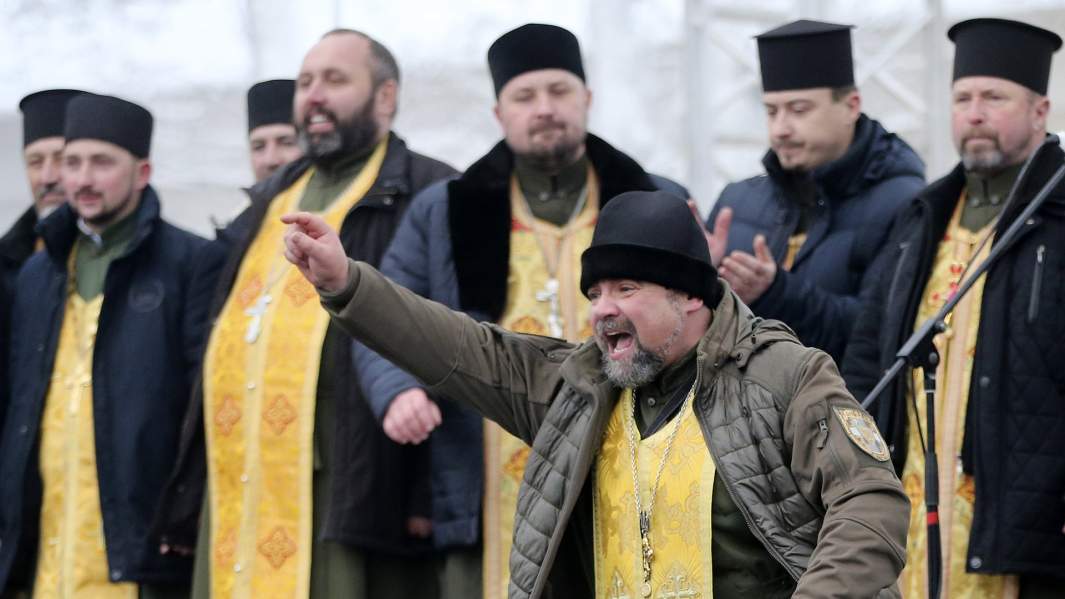 Верующие и священнослужители на Софийской площади во время "объединительного собора"