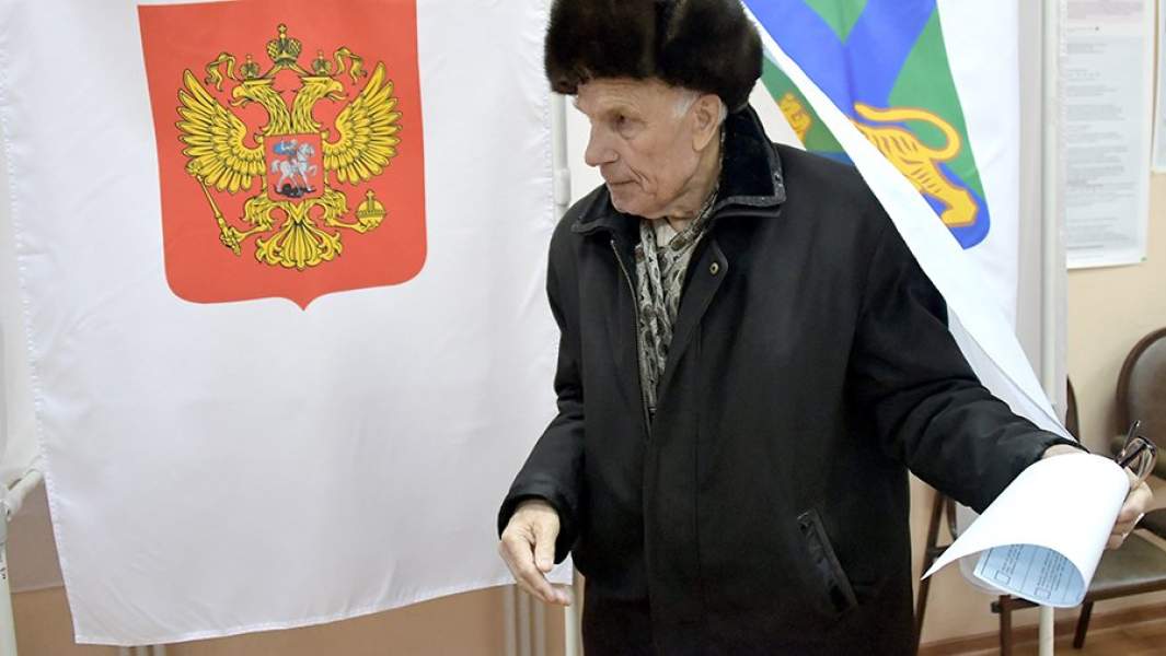 Житель Владивостока во время голосования на выборах губернатора Приморья на избирательном участке