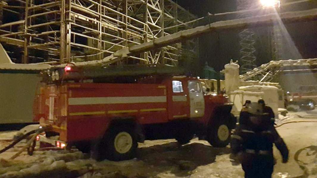 Сотрудники спасательных служб на территории шахты компании «Уралкалий» в Соликамске, где произошел пожар