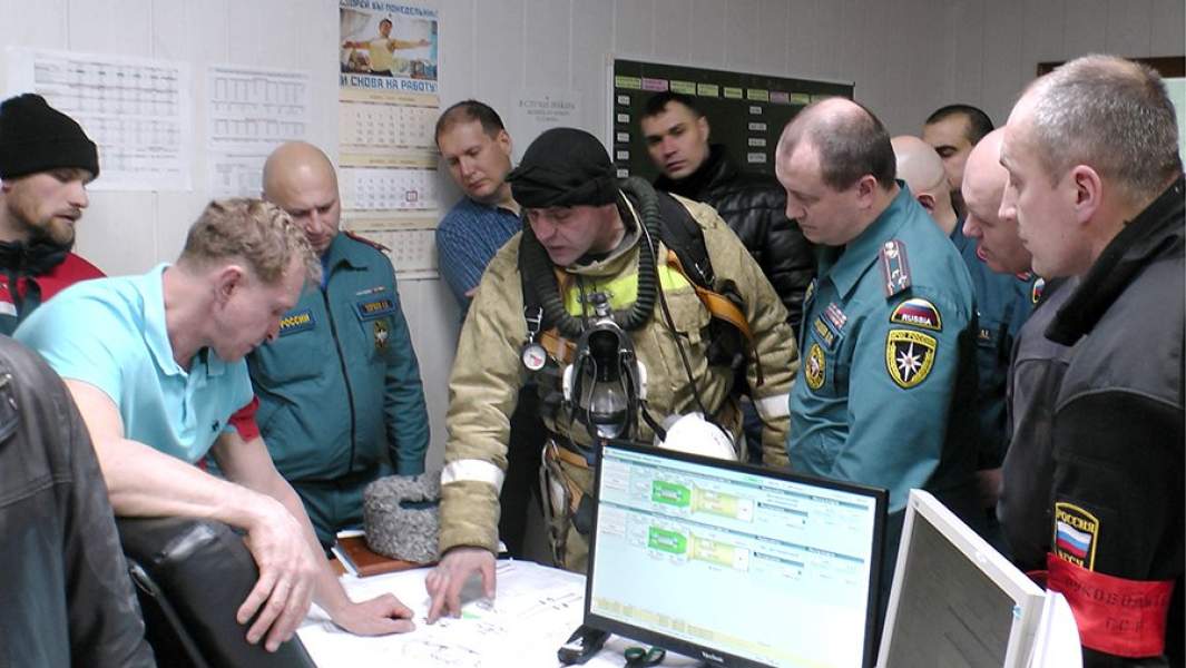 Сотрудники спасательных служб в оперативном спасательном штабе перед подъемом тел погибших шахтеров из шахты компании «Уралкалий» в Соликамске, погибших накануне при пожаре