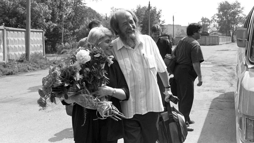 Александр Солженицын с женой Наталией Дмитриевной во время поездки в Ярославль