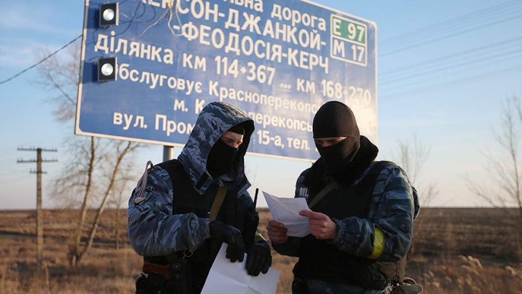 Милиция на блокпосту Перекоп вблизи города Армянска. 2014 год
