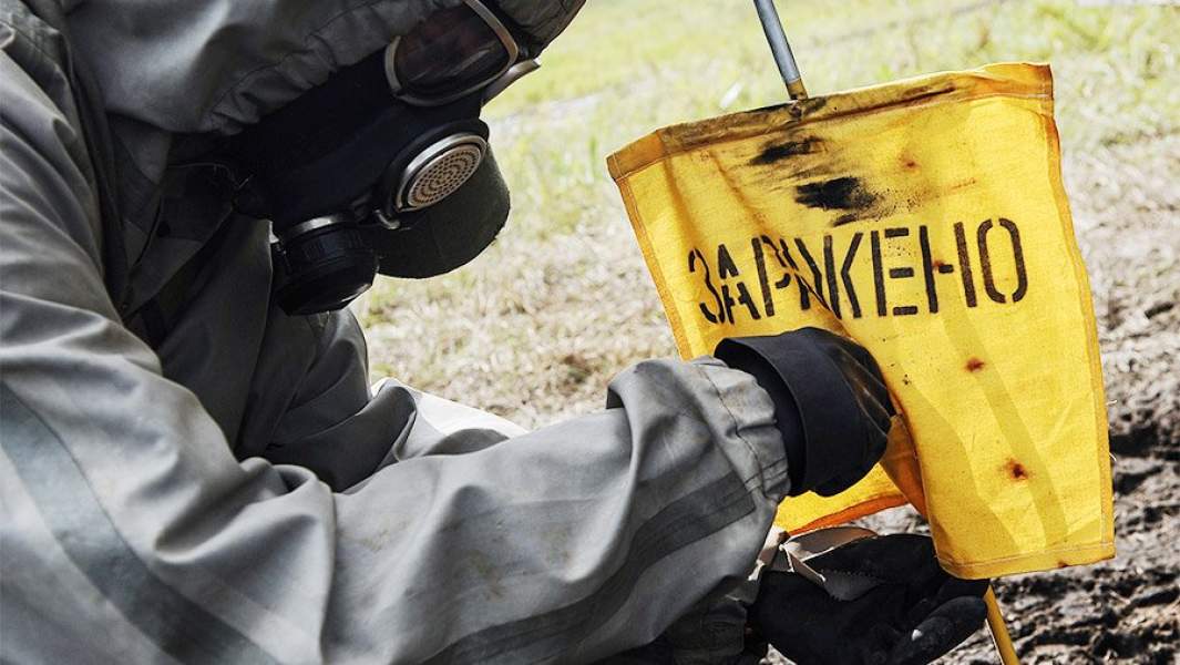 Военнослужащий бригады радиационной, химической и биологической защиты во время ежегодных учений