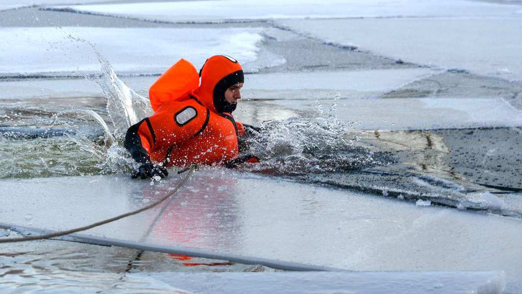 Водолазный костюм из неопрена не дает спасателю промокнуть или замерзнуть в ледяной воде