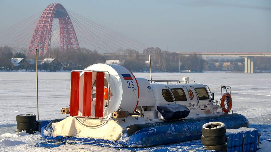 Судно на воздушной подушке «Славир - 9» на фоне Живописного моста на Москве-реке