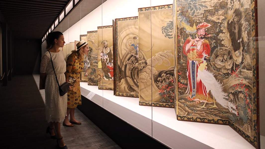 Посетители на выставке «Шедевры живописи и гравюры эпохи Эдо» в Государственном музее изобразительных искусств имени А.С. Пушкина