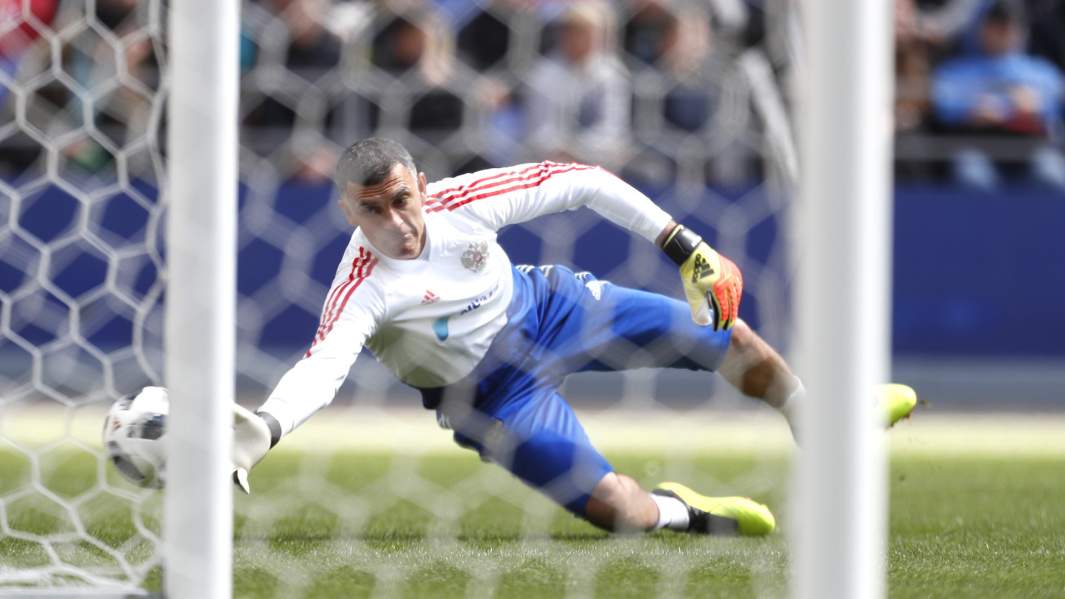 Вратарь национальной сборной Владимир Габулов во время тренировки