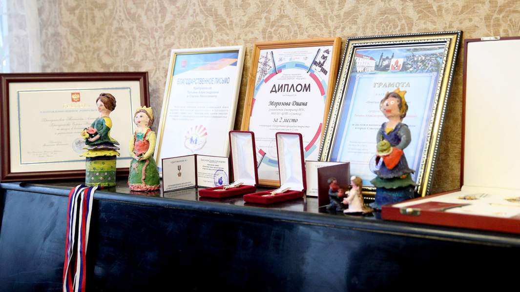 дипломы и фигурки семьи Хрипунковых