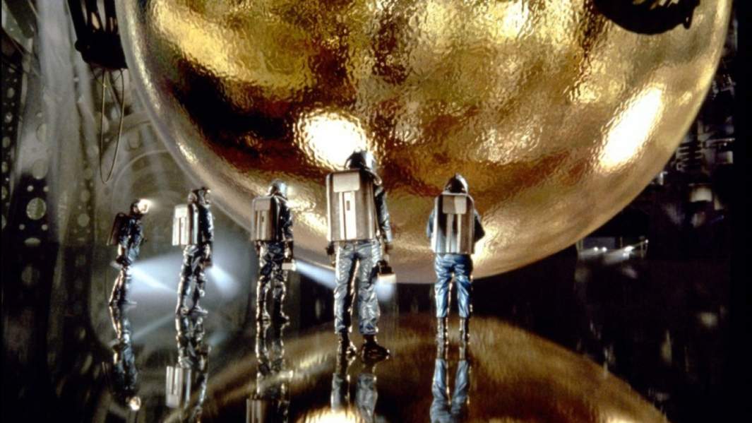 Кадр из фильма «Сфера» (1998)