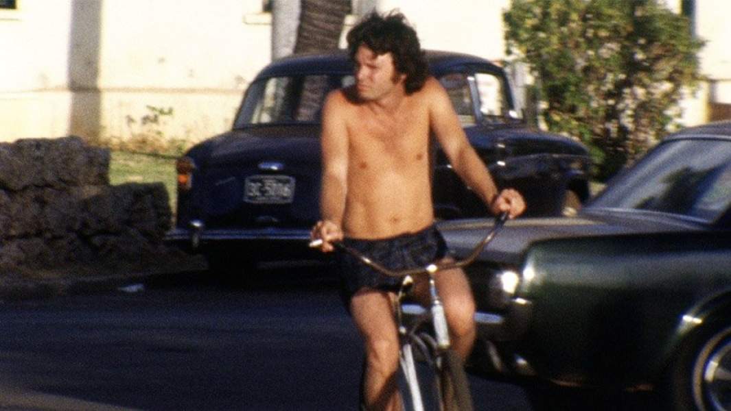 Джим Моррисон едет на велосипеде в трусах
