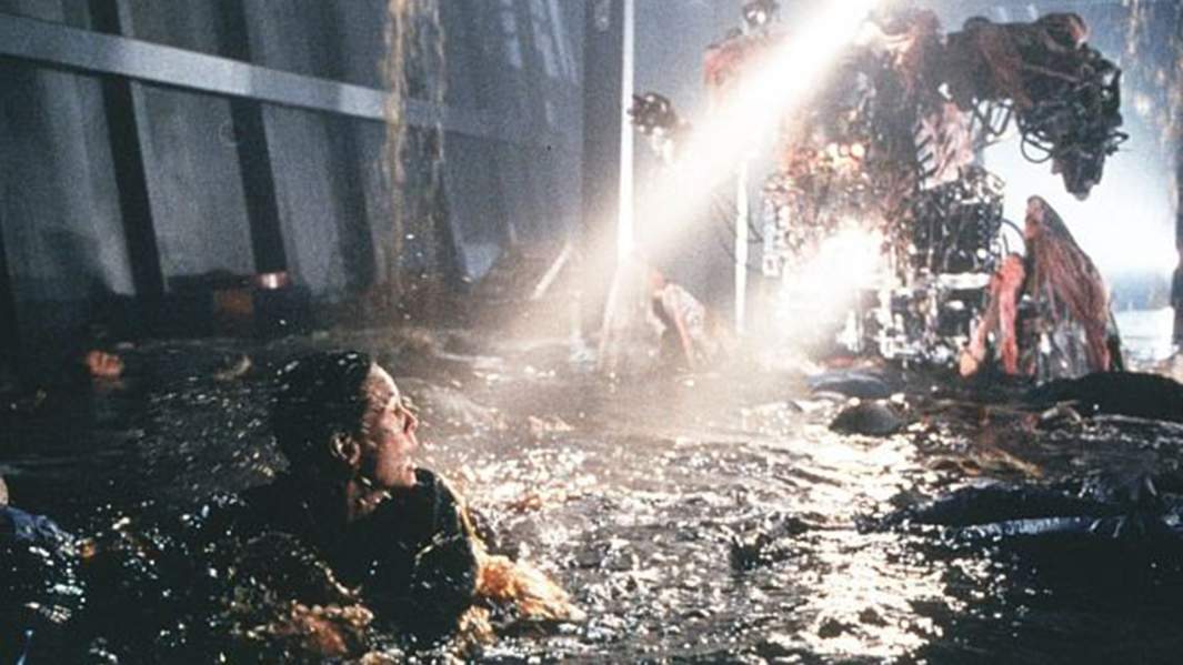 Кадр из фильма «Вирус» (1998)