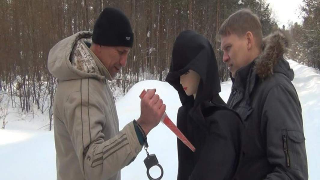 Попков показывает как наносил удары жертва в ходе следственного эксперимента