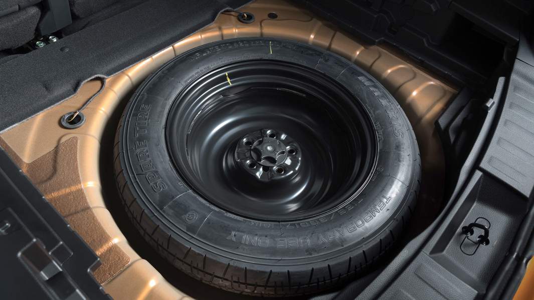 Запасное колесо в багажнике Nissan X-Trail