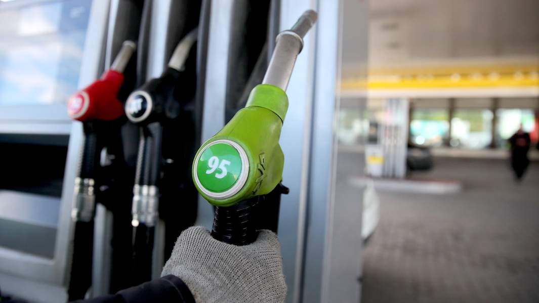 заправка бензин пистолет