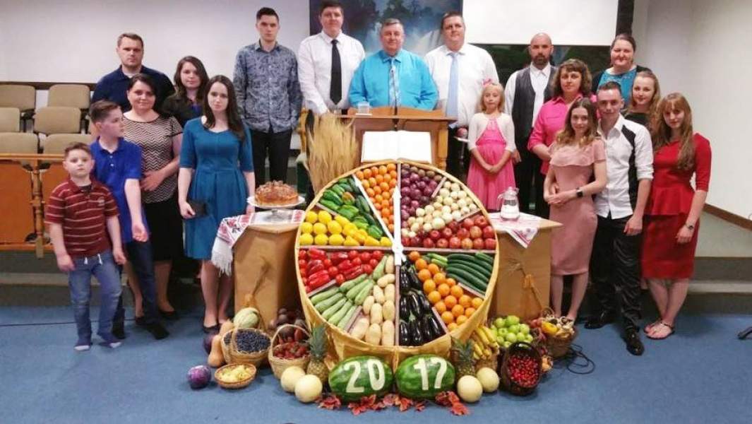 Петровы на Празднике жатвы в церкви Буэнос-Айреса