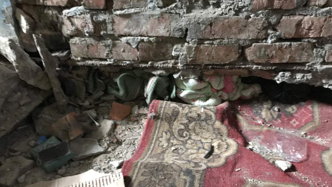 Жители всеми возможными способами спасают дом от обрушения и коммунальных аварий