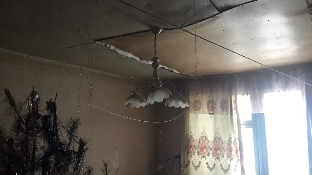 Обваливающийся потолок еще держится. В этот момент под ним играют дети