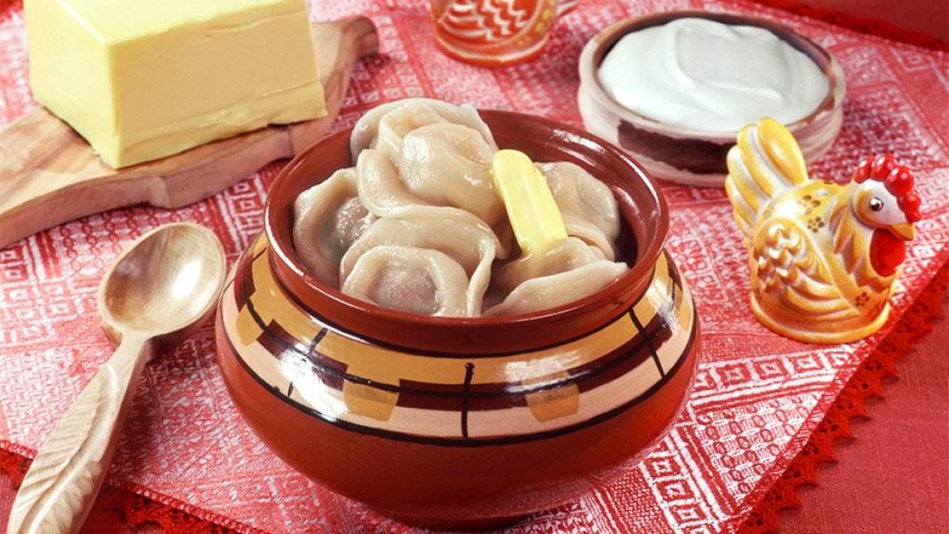 пельмени в горшочке, сливочное масло, сметана