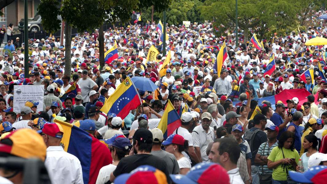 Массовое шествие оппозиционеров, выступающих за государственный переворот. Валенсия, Карабобо, Венесуэла, 19 апреля 2017 год