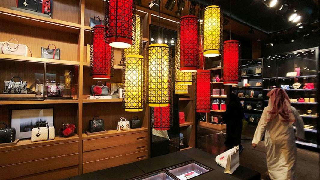 В магазине модной одежды в торговом центре Дахрана в Саудовской Аравии  