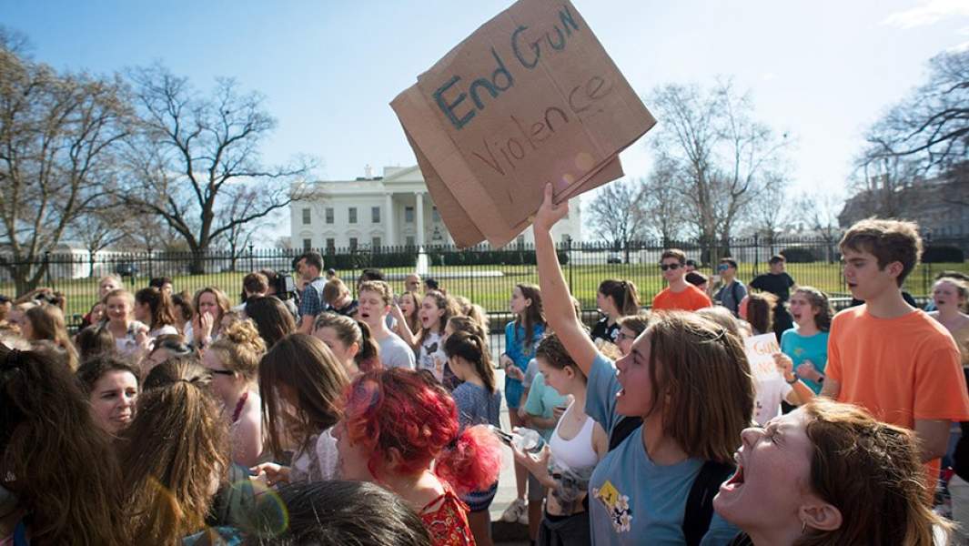 Студенческая акция протеста против свободной продажи оружия