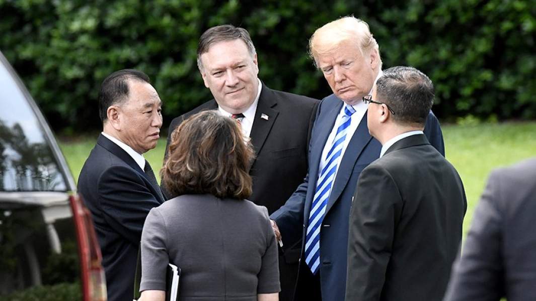 Делегация КНДР во главе с заведующим отделом единого фронта Трудовой партии Ким Ён Чхолем (слева) прибыла в Белый дом