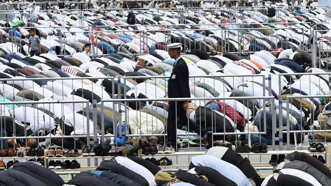 верующие во время молитвы