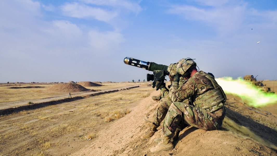 Солдаты стреляют из Джавелина